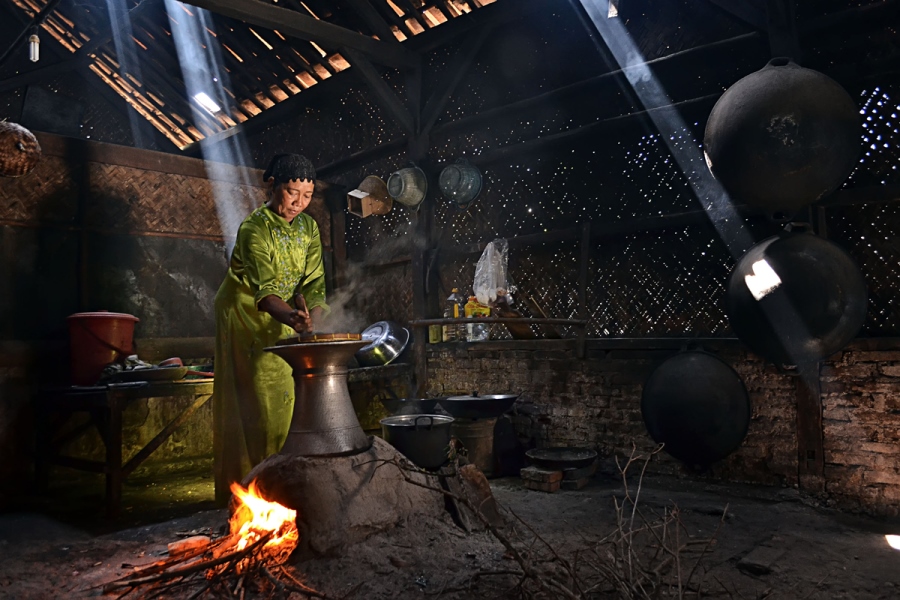 Bu Pawon by Baldy Patikradja
